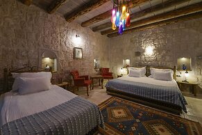 Hera Cave Suites