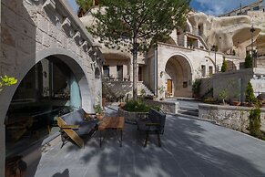 Hera Cave Suites