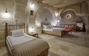 Hera Cave Suites