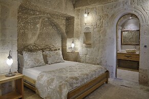 Hera Cave Suites