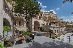 Hera Cave Suites