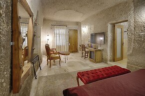 Hera Cave Suites