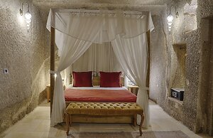 Hera Cave Suites