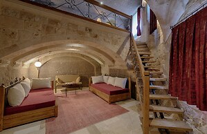 Hera Cave Suites