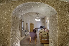 Hera Cave Suites