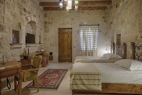 Hera Cave Suites
