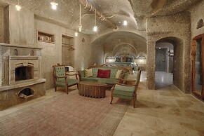 Hera Cave Suites