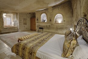 Hera Cave Suites