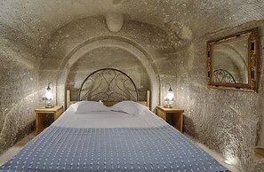 Hera Cave Suites