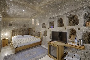 Hera Cave Suites