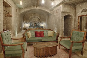 Hera Cave Suites