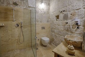 Hera Cave Suites