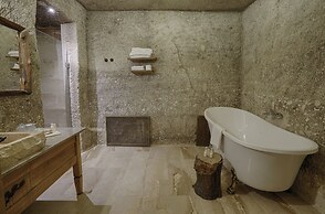 Hera Cave Suites