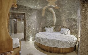 Hera Cave Suites
