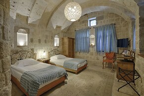 Hera Cave Suites