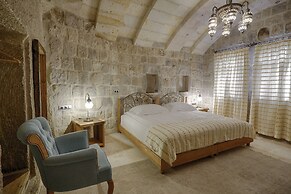 Hera Cave Suites