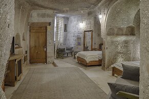 Hera Cave Suites