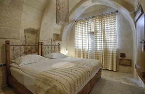 Hera Cave Suites