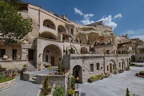 Hera Cave Suites