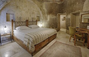 Hera Cave Suites