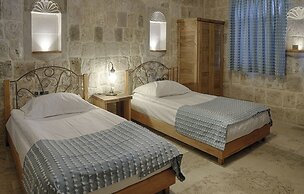 Hera Cave Suites