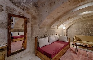 Hera Cave Suites