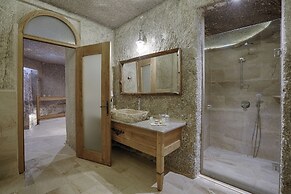 Hera Cave Suites