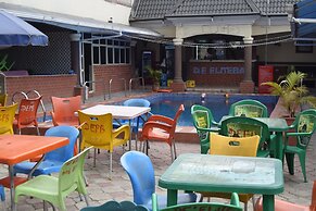 De'elites Pool Bar & Inn