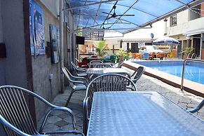 De'elites Pool Bar & Inn