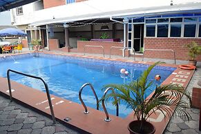 De'elites Pool Bar & Inn