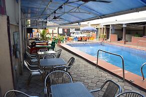 De'elites Pool Bar & Inn