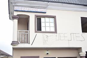 De'elites Pool Bar & Inn