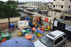 De'elites Pool Bar & Inn