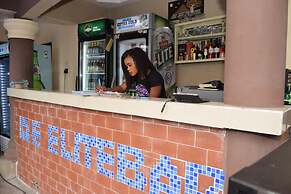 De'elites Pool Bar & Inn