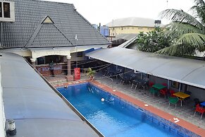 De'elites Pool Bar & Inn