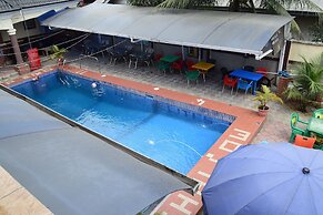 De'elites Pool Bar & Inn