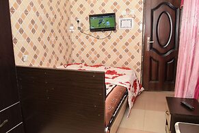 De'elites Pool Bar & Inn