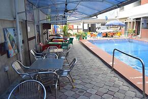 De'elites Pool Bar & Inn