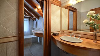 Amazing 4 Bedroom Chalet Villa Traful VT1 by Apartments Bariloche