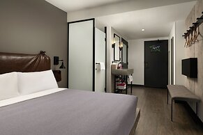 Moxy Chicago Downtown