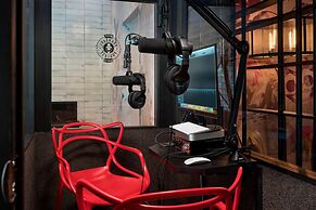 Moxy Chicago Downtown