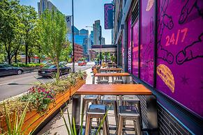 Moxy Chicago Downtown