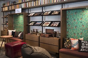 Moxy Chicago Downtown