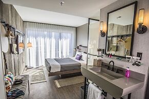 Moxy Chicago Downtown