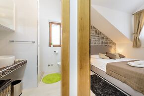 Holiday Home with Private heated Pool, Sea view & Basketball Court