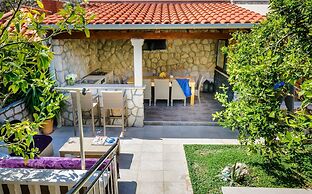 Holiday Home with Private heated Pool, Sea view & Basketball Court