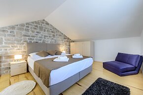 Holiday Home with Private heated Pool, Sea view & Basketball Court