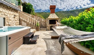 Holiday Home with Private heated Pool, Sea view & Basketball Court