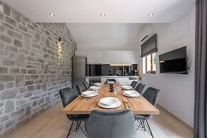 Holiday Home with Private heated Pool, Sea view & Basketball Court