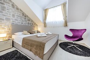 Holiday Home with Private heated Pool, Sea view & Basketball Court